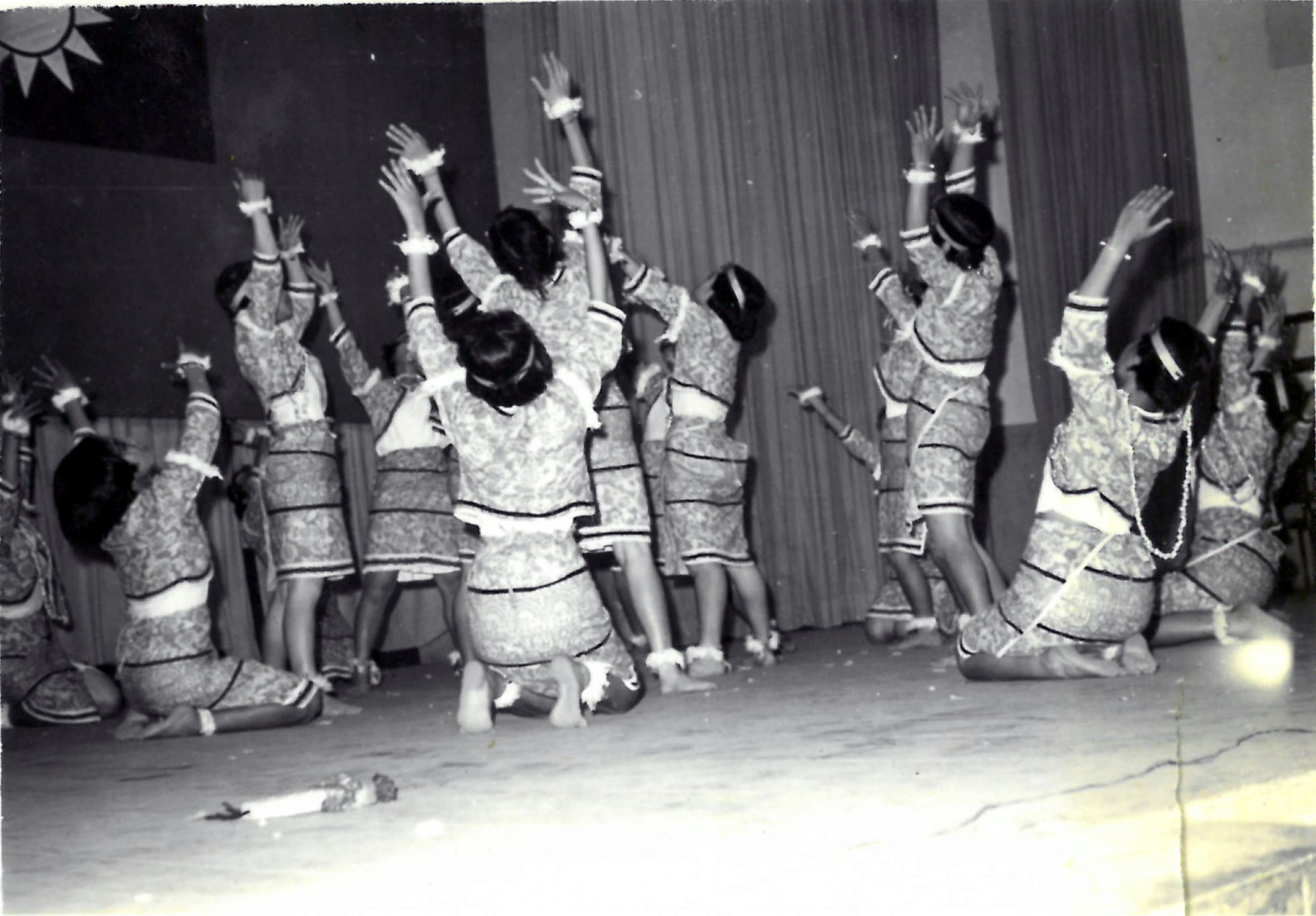 157.53年5月xx日 本校女生舞編隊參加全縣民族舞蹈比賽榮獲冠軍